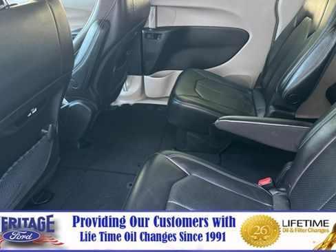 Used 2021 Chrysler Pacifica Touring-L FWD image 12