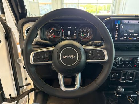 Used 2024 Jeep Wrangler Unlimited Sahara AWD/4WD image 19