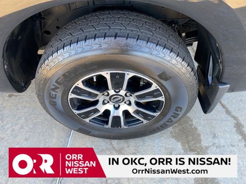 Used 2024 Nissan Titan SV w/ SV Convenience Package image 9