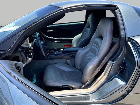 Used 2003 Chevrolet Corvette Coupe w/ Preferred Equipment Group RWD image 18
