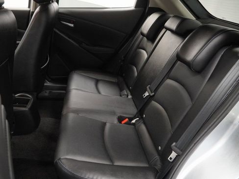 Used 2020 Toyota Yaris XLE image 19