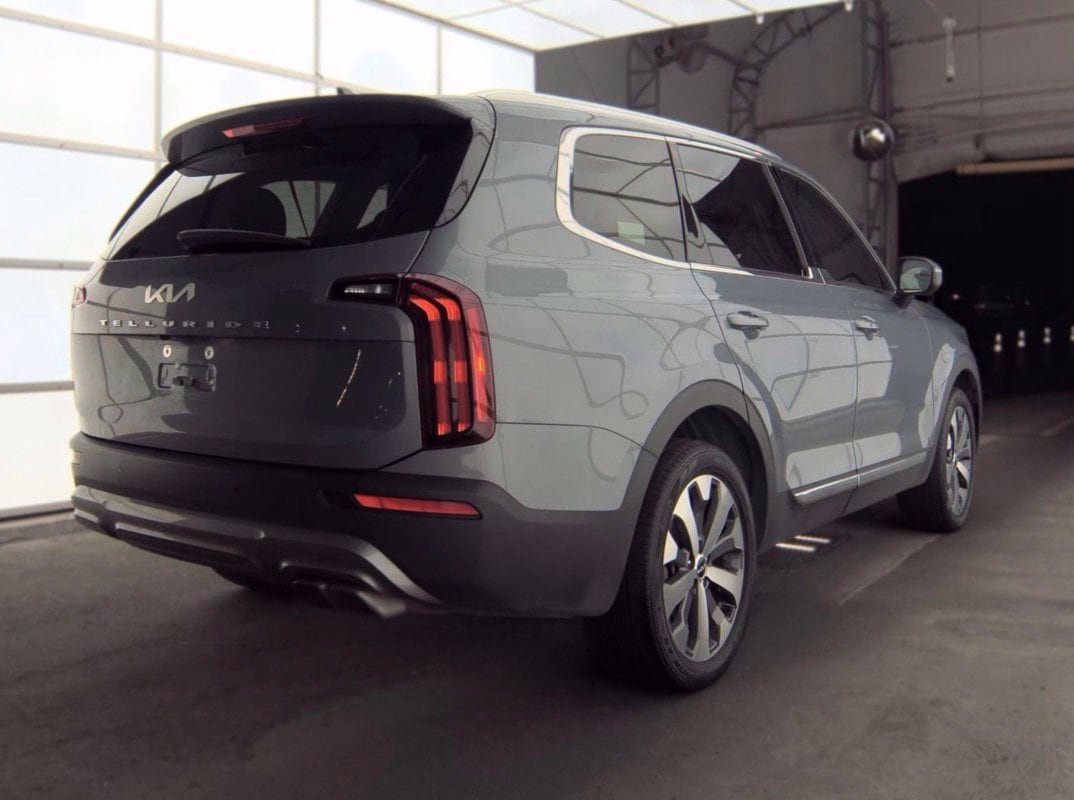 Used 2022 Kia Telluride EX w/ EX Premium Package FWD image 2