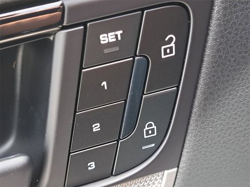 Used 2025 Porsche Cayenne image 26