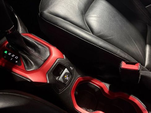 Used 2017 Jeep Renegade Trailhawk w/ Premium Trailhawk Package image 33