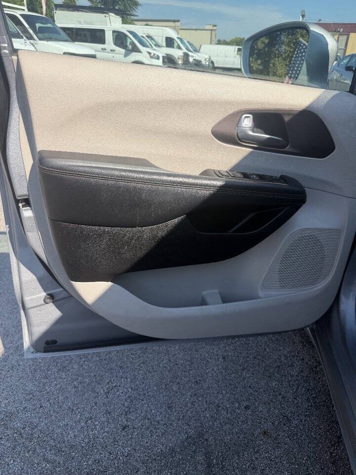 Used 2019 Chrysler Pacifica Touring-L FWD image 2