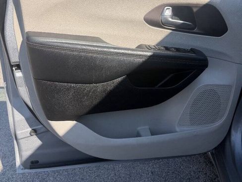 Used 2019 Chrysler Pacifica Touring-L FWD image 2