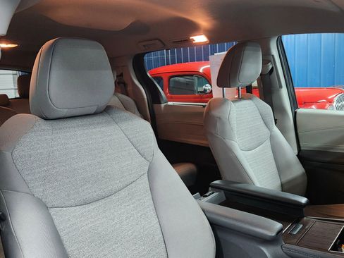 Used 2022 Toyota Sienna LE image 12