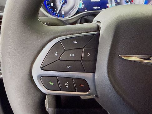 Used 2026 Chrysler Pacifica Select image 14