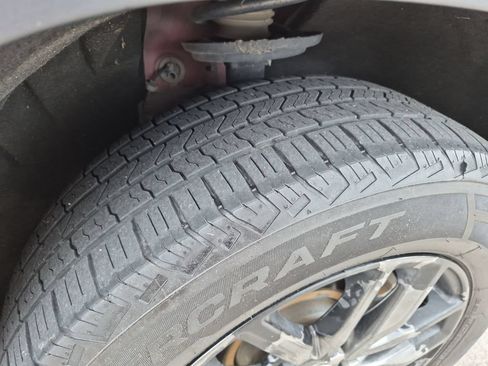 Used 2019 GMC Acadia SLT FWD image 16