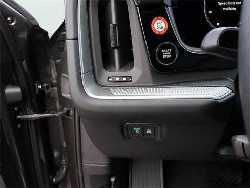 Used 2025 Porsche Cayenne Coupe image 34