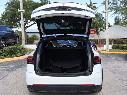Used 2022 Tesla Model X image 19
