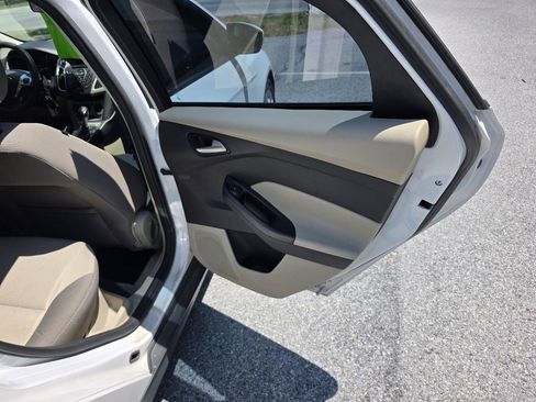 Used 2013 Ford Focus SE w/ SE Winter Pkg FWD image 16