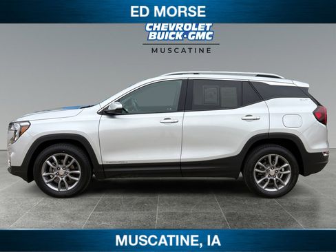 Used 2022 GMC Terrain SLT w/ Infotainment Package II image 2