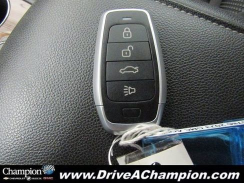 Used 2023 GMC Acadia SLE image 6