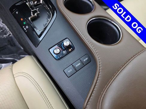 Used 2017 Toyota Avalon Limited image 25