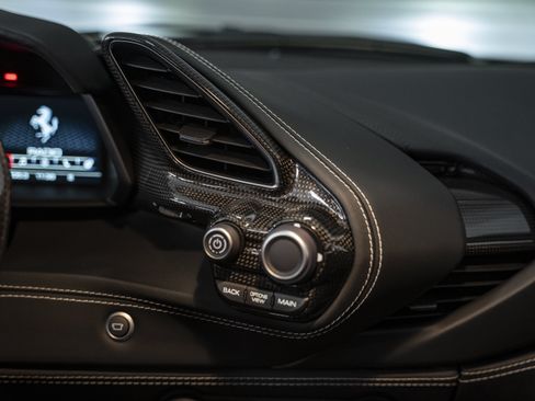 Used 2018 Ferrari 488 GTB RWD image 40