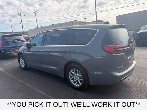Used 2025 Chrysler Pacifica Select FWD image 4