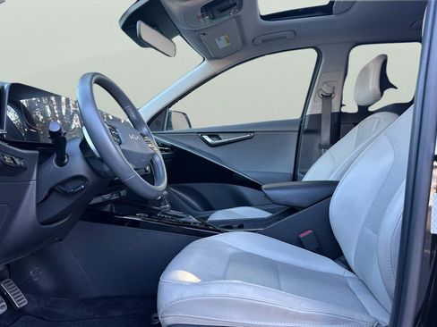 Used 2023 Kia Niro EX Touring image 14