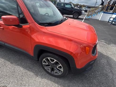 Used 2016 Jeep Renegade Latitude FWD image 13