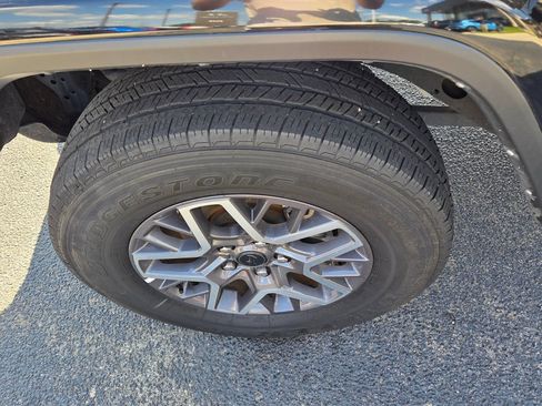 Used 2025 Jeep Wrangler Unlimited Sahara AWD/4WD image 17