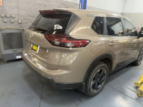 Used 2024 Nissan Rogue SV image 6