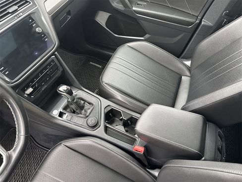 Used 2022 Volkswagen Tiguan SE w/ Panoramic Sunroof Package image 23