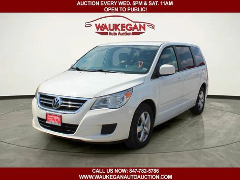Used 2009 Volkswagen Routan SEL FWD image 1