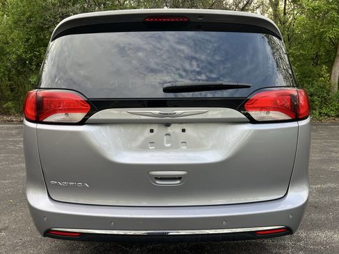 Used 2017 Chrysler Pacifica Touring-L FWD image 5