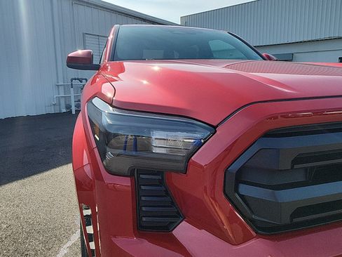 Used 2025 Toyota Tacoma SR5 AWD/4WD image 12