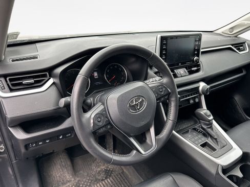 Used 2020 Toyota RAV4 XLE Premium image 9