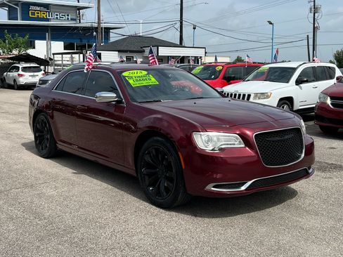 Used 2018 Chrysler 300 Touring w/ Chrome Appearance Package RWD image 4
