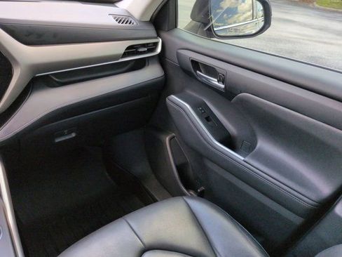 Used 2021 Toyota Highlander XLE FWD image 16