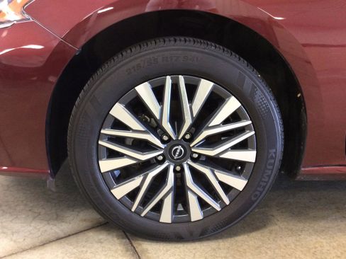 Used 2024 Nissan Altima 2.5 SV image 9