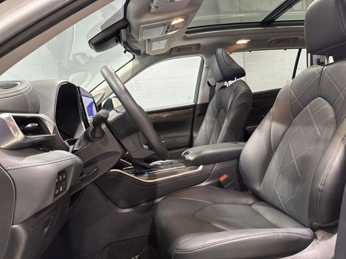 Certified 2025 Toyota Highlander Platinum image 12