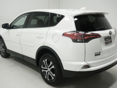 Used 2018 Toyota RAV4 LE FWD image 6