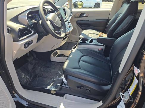 Certified 2024 Chrysler Pacifica Touring-L FWD image 27