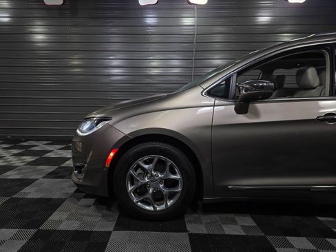 Used 2017 Chrysler Pacifica Limited image 50
