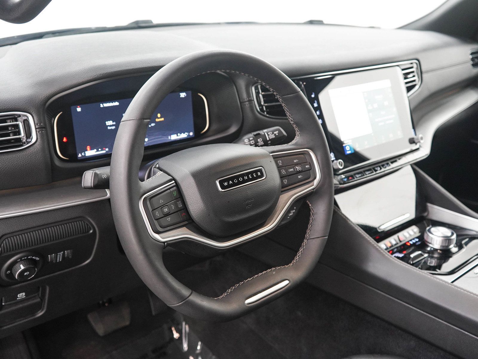 Used 2025 Jeep Wagoneer L Series II w/ 8-pass Seating Package AWD/4WD image 22