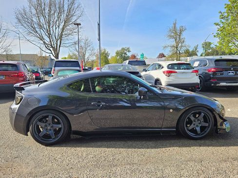 Used 2019 Toyota 86 RWD image 2