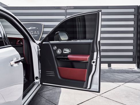 Used 2024 Rolls-Royce Phantom Sedan RWD image 31