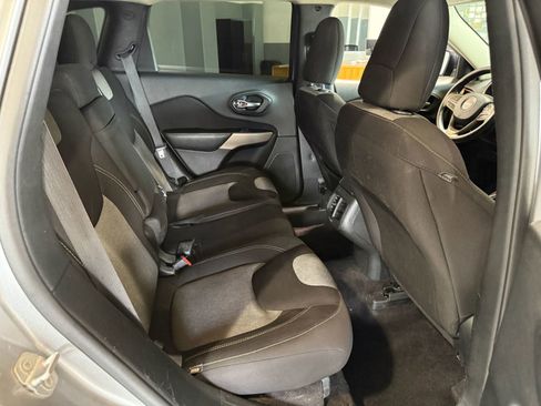 Used 2017 Jeep Cherokee Sport image 12