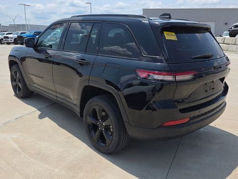 Used 2023 Jeep Grand Cherokee Limited w/ Black Appearance Package AWD/4WD image 3