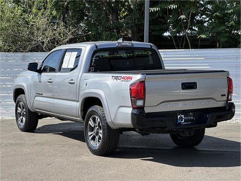 Used 2018 Toyota Tacoma TRD Sport AWD/4WD image 12