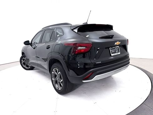 Used 2025 Chevrolet Trax LT w/ LT Convenience Package FWD image 2