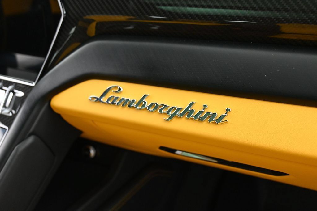 Used 2022 Lamborghini Urus AWD/4WD image 32