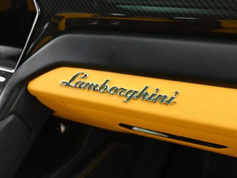 Used 2022 Lamborghini Urus AWD/4WD image 32