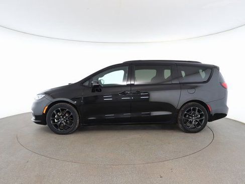 Used 2025 Chrysler Pacifica Limited image 6