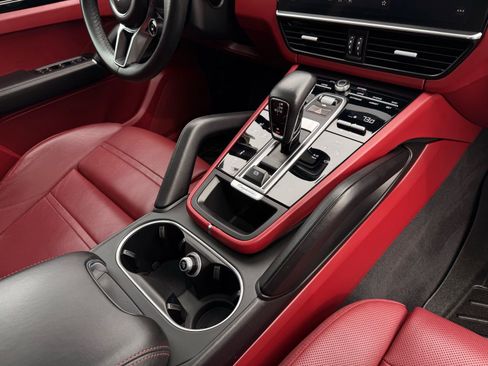 Used 2022 Porsche Cayenne Coupe image 28