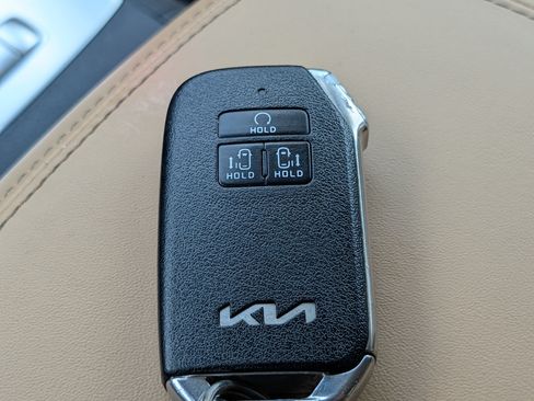 Used 2024 Kia Carnival EX FWD image 30