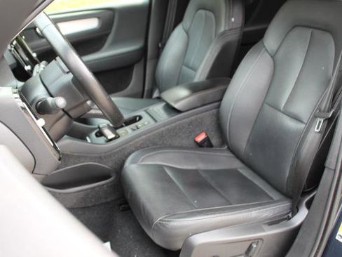 Used 2021 Volvo XC40 T4 Momentum image 13
